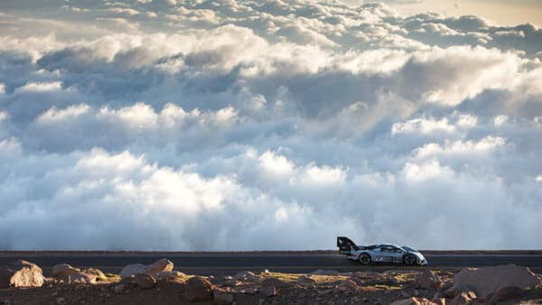 La course de Pikes Peak est surnommée la course vers les nuages... en voyant cette photo, on comprend facilement pourquoi.