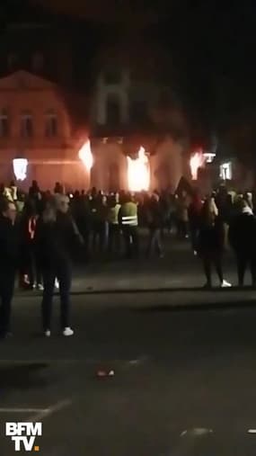 Au Puy-en-Velay, des manifestants mettent le feu à la préfecture de Haute-Loire