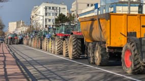 Une centaine d'agriculteurs ont manifesté le 8 janvier 2024 dans le Pas-de-Calais pour réclamer un curage des fleuves.