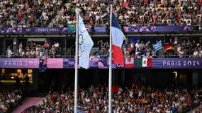 Au moment des hymnes, ici lors de la cérémonie de clôture des Jeux olympiques de Paris 2024 au Stade de France le 11 août 2024, le public est inviter à se lever. 