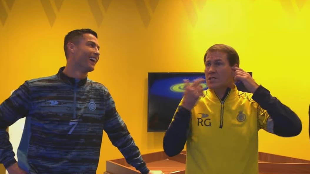 Cristiano Ronaldo avec Rudi Garcia, dans le vestiaire d'Al-Nassr. Cristiano Ronaldo avec Rudi Garcia, dans le vestiaire d'Al-Nassr.