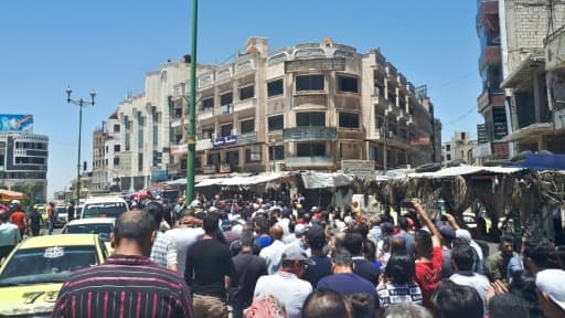 Photo transmise par le site d'informations syrien Suwayda 24, montrant une manifestation antirégime à Soueida, dans le sud de la Syrie, le 9 juin 2020