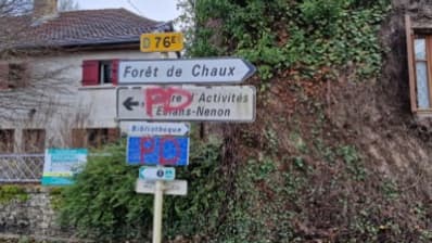 Des tags homophobes ciblant le maire ont été découverts dans la commune d'Eclans-Nenon (Jura) le 1er janvier 2024.