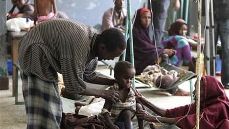 Parents avec leurs enfants souffrant de malnutrition dans un hôpital de Mogadiscio. L'Onu a décrété mercredi l'état de famine dans deux régions du sud de la Somalie et prévenu que d'autres provinces ou Etats de la Corne de l'Afrique, affectée par la séche