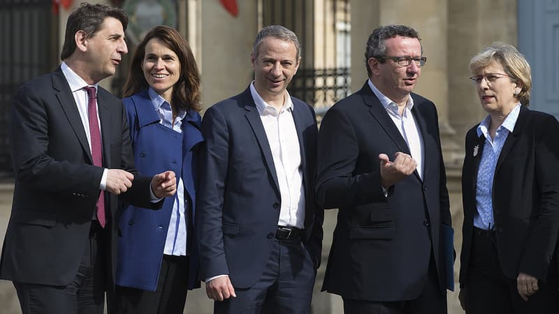 Les députés PS Daniel Goldberg, Aurélie Filippetti, Laurent Baumel, Christian Paul et Marie-Noëlle Lienemann à Paris, le 11 mai 2015.