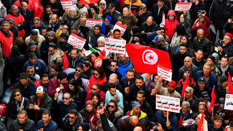 Des milliers de personnes ont marché à Tunis à l'appel du principal syndicat du pays, l'UGTT, contre les arrestations d'opposants au président, le 4 mars 2023