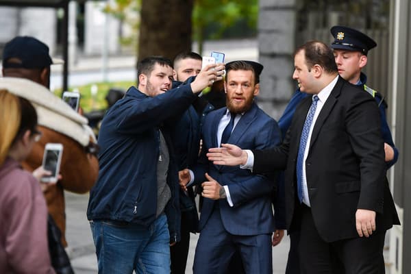 Un selfie sur la route du tribunal à Dublin, en novembre 2019, symbole d'un Conor McGregor critiqué dans son pays en raison de ses frasques mais toujours soutenu aussi