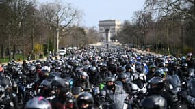 Des motards descendent les Champs-Elysées, à Paris, pour réclamer le droit de circuler entre les voitures, le 20 février 2021