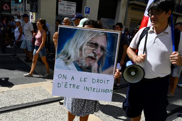 A Marseille, une manifestante contre le pass sanitaire porte une pancarte en soutien à Didier Raoult, le 21 août 2021.