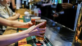 Les Français boivent toujours beaucoup d'alcool, mais moins qu'avant, et les femmes ont tendance à rattraper les hommes lorsqu'il s'agit de "consommation ponctuelle excessive", selon une étude des autorités sanitaires