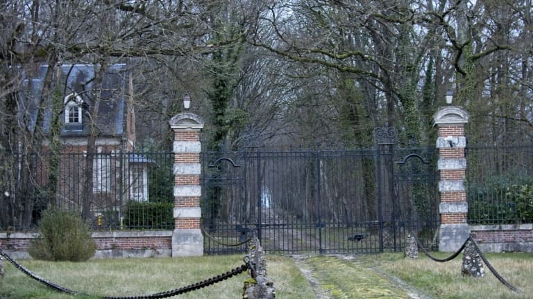 Une entrée du domaine d'Alain Delon, à Douchy (Loiret), le 16 janvier 2024