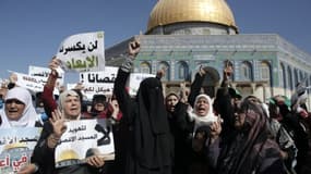 Des femmes palestiniennes manifestent le 27 septembre 2015 sur l'esplanade des Mosquées à Jérusalem
