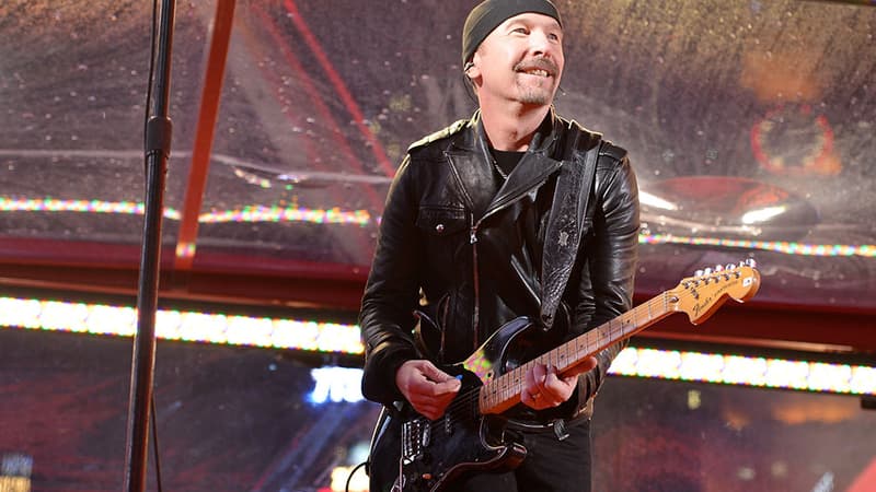 The Edge, le guitariste de U2, en concert à New York, le 1er décembre 2014.