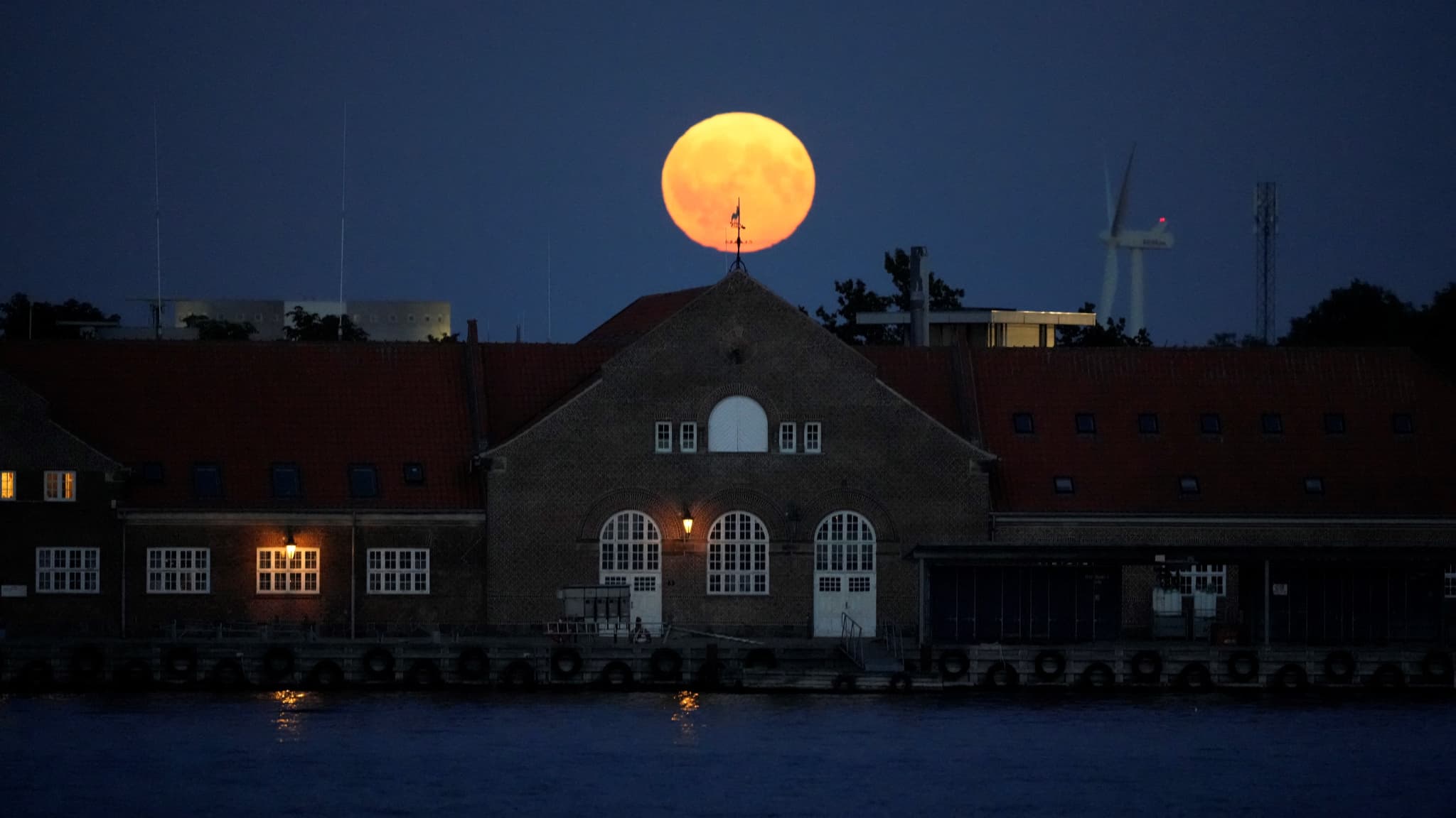 La Super Lune Bleue se lève au-dessus de Copenhague, au Danemark, le 19 août 2024. 
