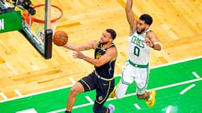 S. Curry devant J. Tatum