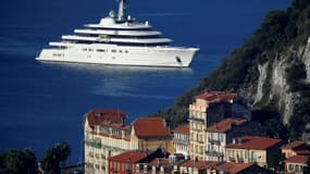 Le yacht du milliardaire russe Roman Abramovitch, L'Eclipse, arrive dans la baie de Nice, le 4 septembre 2013.
