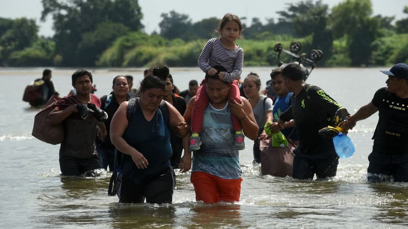 Migrants salvadoriens arrivant à Ciudad Hidalgo, au Mexique, après avoir traversé le fleuve Suchiate frontière naturelle avec le Guatemala, le 2 novembre 2018.