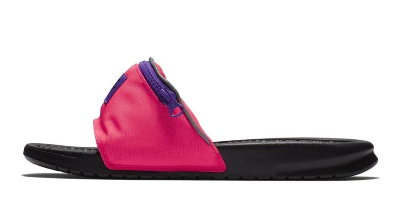 Les claquettes-bananes existent aussi en rose et noir -