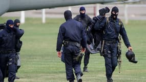 Le GIGN est arrivé sur place par hélicoptère.