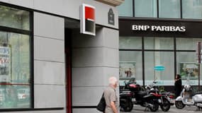 Photo prise en septembre 2011 d'agences des banques Crédit Agricole et BNP Paribas. 