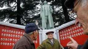 Le petit village de Zemo Alvani, dans les montagnes de Géorgie, à 200 km au nord-est de Tbilissi, a retrouvé sa statue de Staline vendredi, pour le 133e anniversaire de la naissance de l'ancien dirigeant soviétique. /Photo prise le 21 décembre 2012/REUTER