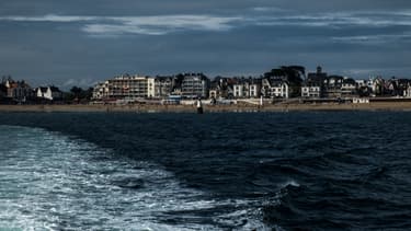 La mairie de Quiberon (Morbihan) décide de fermer ses plages et ses parcs entre 21h et 7h du matin, dès ce dimanche soir.
