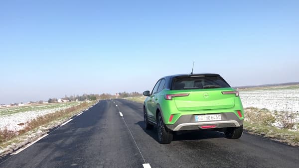 En mode sport, le Mokka-e propose une puissance de 136 chevaux. En mode sport, le Mokka-e propose une puissance de 136 chevaux.