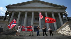 Des membres du Ku Klux Klan sur les marches du Parlement de Caroline du Sud, le 18 juillet 2015.