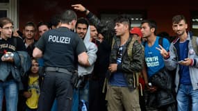 Des migrants parlent avec la police allemande le 15 septembre 2015