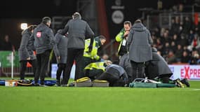 Tom Lockyer s'effondre lors de Bournemouth-Luton, le 16 décembre 2023.