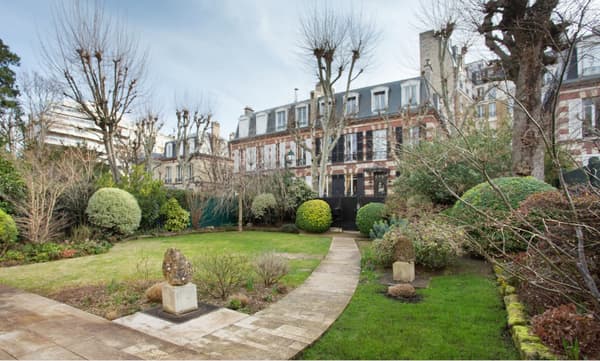 Vue depuis une maison à rénover au cœur du 16e arrondissement vendue par le réseau Daniel Féau, un écrin de verdure proposé au prix de 6,85 millions d'euros. 