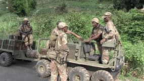 Militaires sud-africains à Begoua, à 17 km de Bangui, samedi. Les rebelles centrafricains du Séléka qui ont renversé le président François Bozizé vont maintenir dans ses fonctions le Premier ministre et remanier "légèrement" le gouvernement formé à la sui