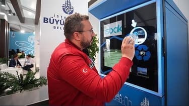 Lorsqu’un voyageur insère une bouteille en plastique vide dans l'automate, la machine scanne la bouteille pour en déterminer la taille et déterminer le montant à créditer sur le carte de transport.