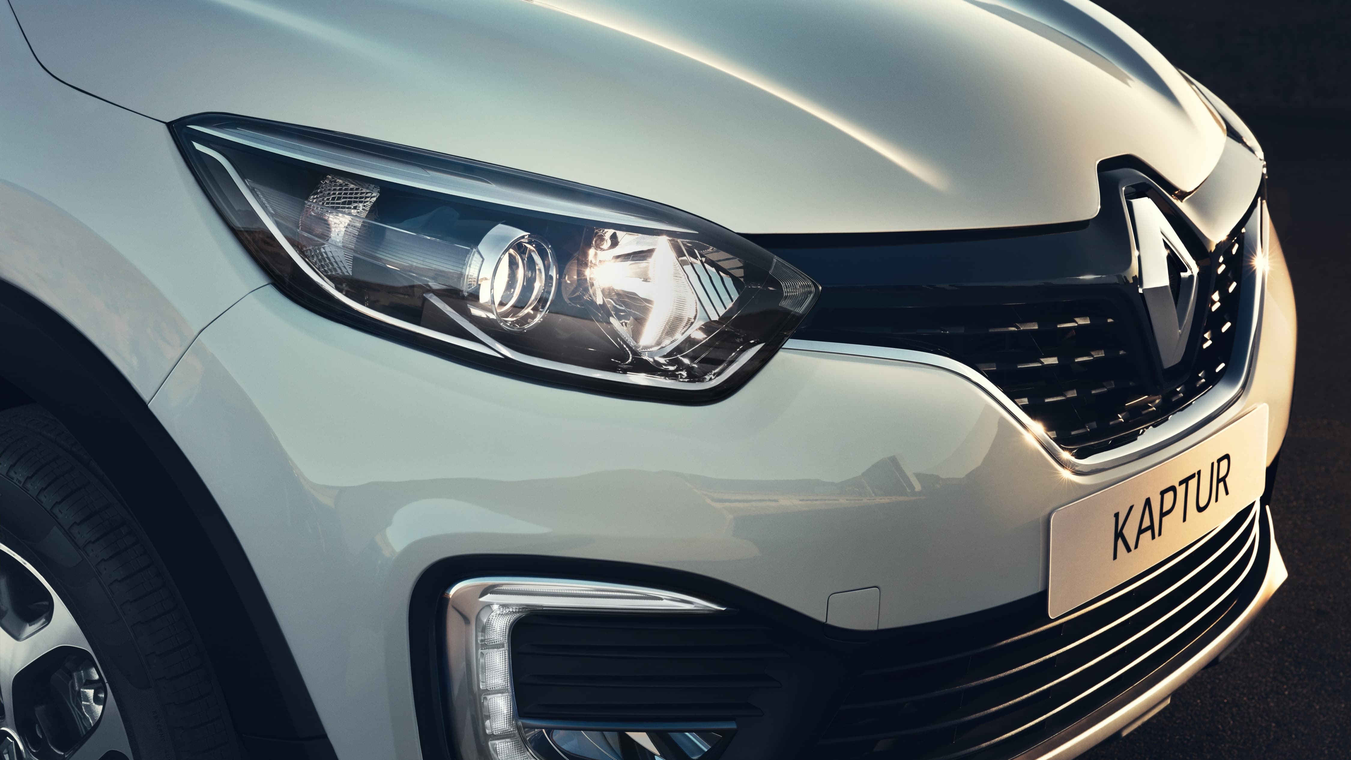 Le bouclier avant reprend les dernières lignes de Renault, avec une calandre en "nid d'abeille" et un grand logo vertical soutenu par une ligne noire brillante. 