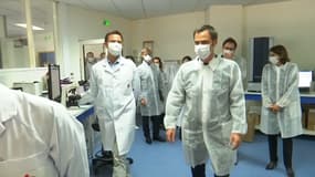 Olivier Véran dans un laboratoire de tests en Seine-Saint-Denis