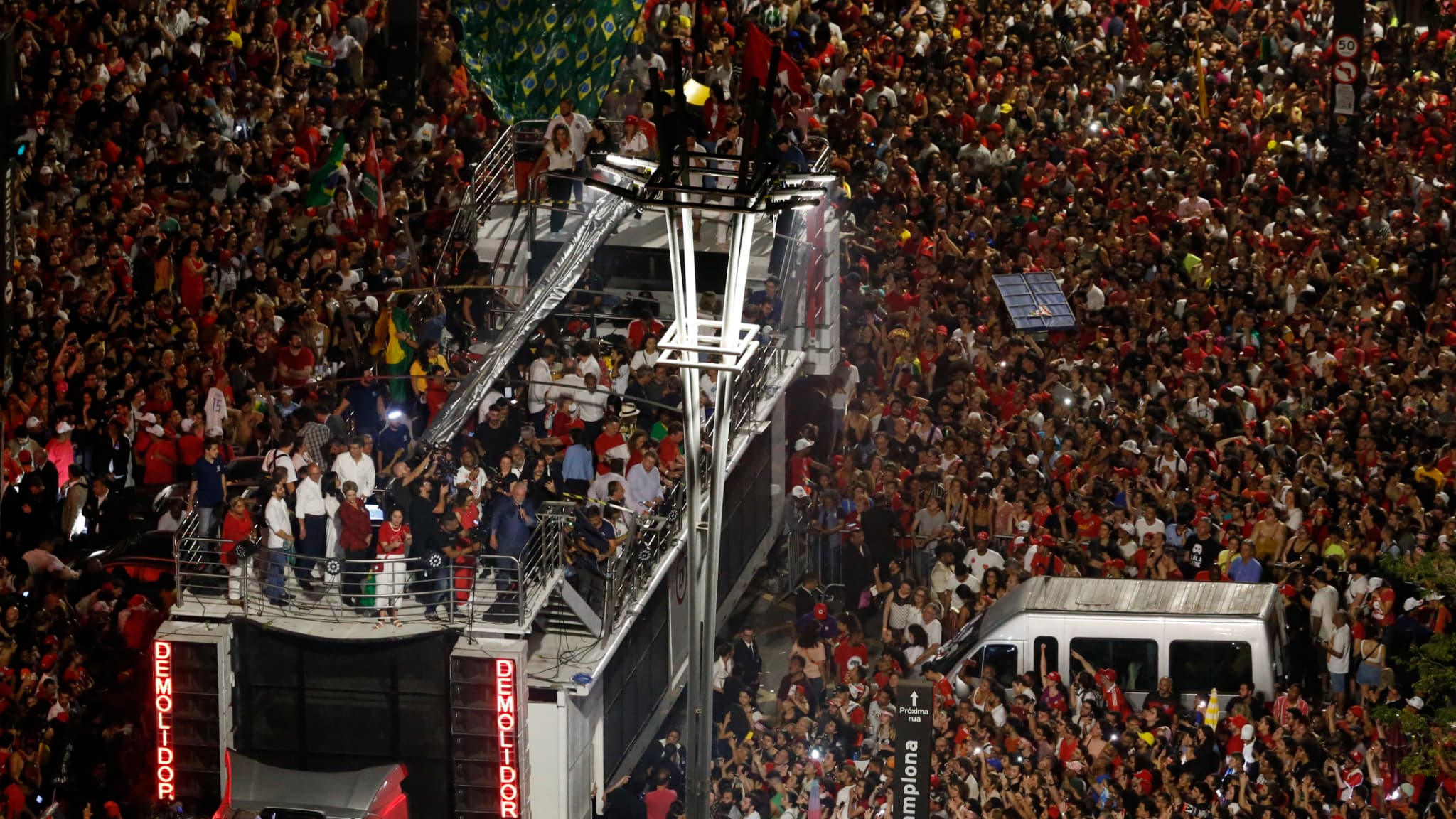 Les fans de Lula, le 30 octobre 2022 sur l'avenue Paulista à Sao Paulo, au Brésil Les fans de Lula, le 30 octobre 2022 sur l'avenue Paulista à Sao Paulo, au Brésil