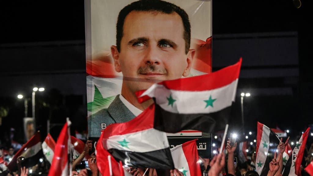 Le drapeau de la Syrie baasiste en vigueur depuis 1980, brandi à Damas au lendemain de l'élection présidentielle de 2021, qui a reconduit Bachar al-Assad au pouvoir.