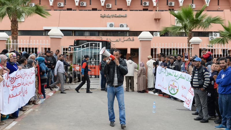Manifestation devant le tribunal où deux homosexuels marocains victimes d'une agression étaient jugés, lundi,  à Beni Mellal.