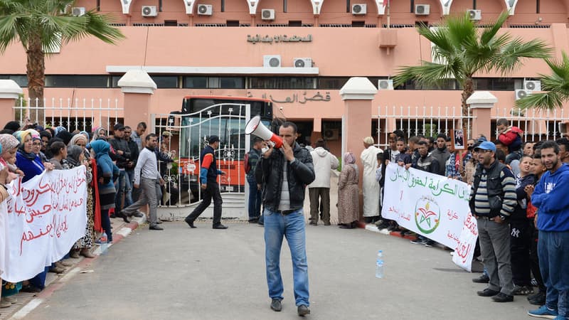 Manifestation devant le tribunal où deux homosexuels marocains victimes d'une agression étaient jugés, lundi, à Beni Mellal.