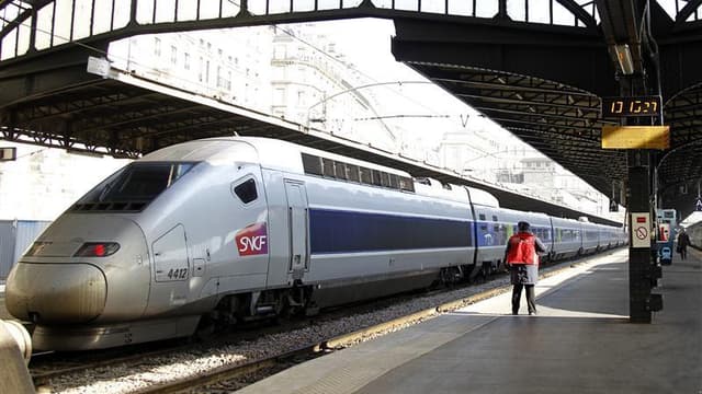 Les TGV low cost, baptisés "Ouigo", seront lancés commercialement le 1er avril 2013, croit savoir RTL mardi. Ces trains seront accessibles à moins de 25 euros. /Photo prise le 3 avril 2012/REUTERS/Charles Platiau