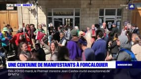 Forcalquier: une centaine de manifestants encore rassemblés pour manifester contre les restrictions sanitaires