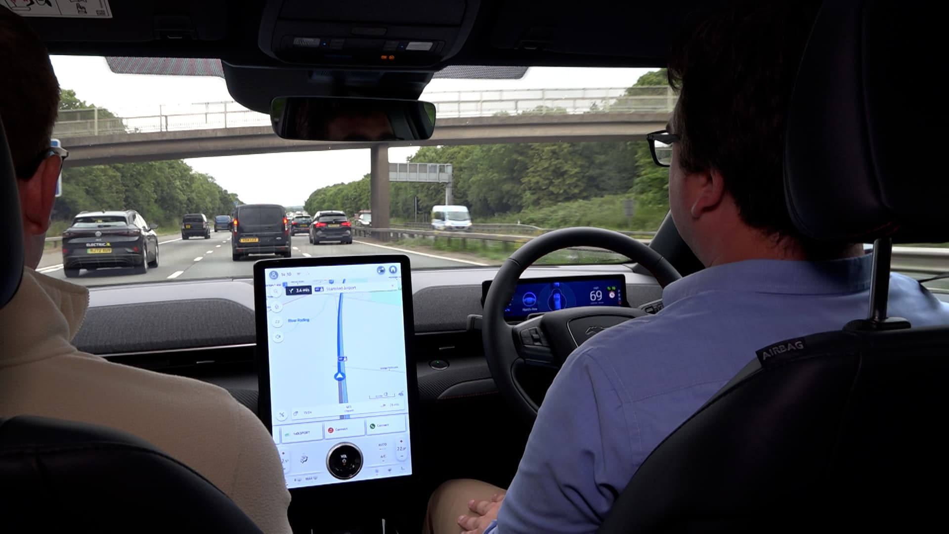 Le système gère la conduite sur les autoroutes prédéfinies.