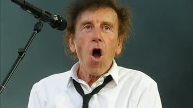 Alain Souchon sur la scène des Vieilles Charrues en juillet 2016