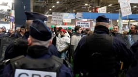 Face-à-face entre CRS et manifestants au Salon de l'agriculture à Paris, le 24 février 2024