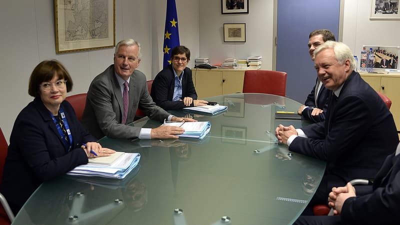 La délégation européenne (à gauche) et l’équipe britannique (à droite) le 17 juillet 2017 à Bruxelles.