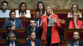 Danielle Simonnet entourée d'autres députés LFI, le 12 juillet 2022 à l'Assemblée nationale à Paris.
