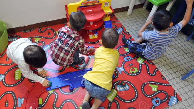 Des enfants jouant dans une salle de classe
