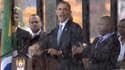 A droite, l'interprète "mystère" de la cérémonie hommage à Nelson Mandela, ici "traduisant" le discours de Barack Obama.