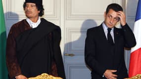 Mouammar Kadhafi et Nicolas Sarkozy en décembre 2007 à l'Elysée. 