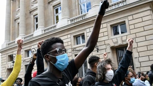 Manifestation contre le racisme et les violences policières près de l'ambassade des Etats-Unis à Paris, le 6 juin 2020